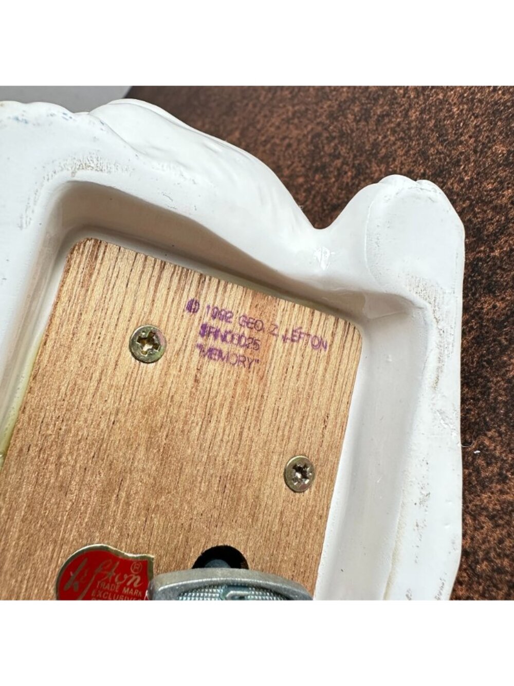 Lefton White Cat Music Box Ceramic Plays Memory from Cats Vintage 1992 - Picture 10 of 12